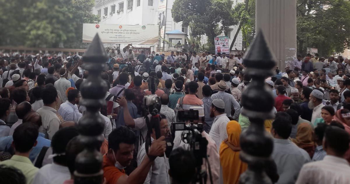 আন্দোলনকারী-শিক্ষকদের-ওপর-পুলিশের-লাঠিচার্জ