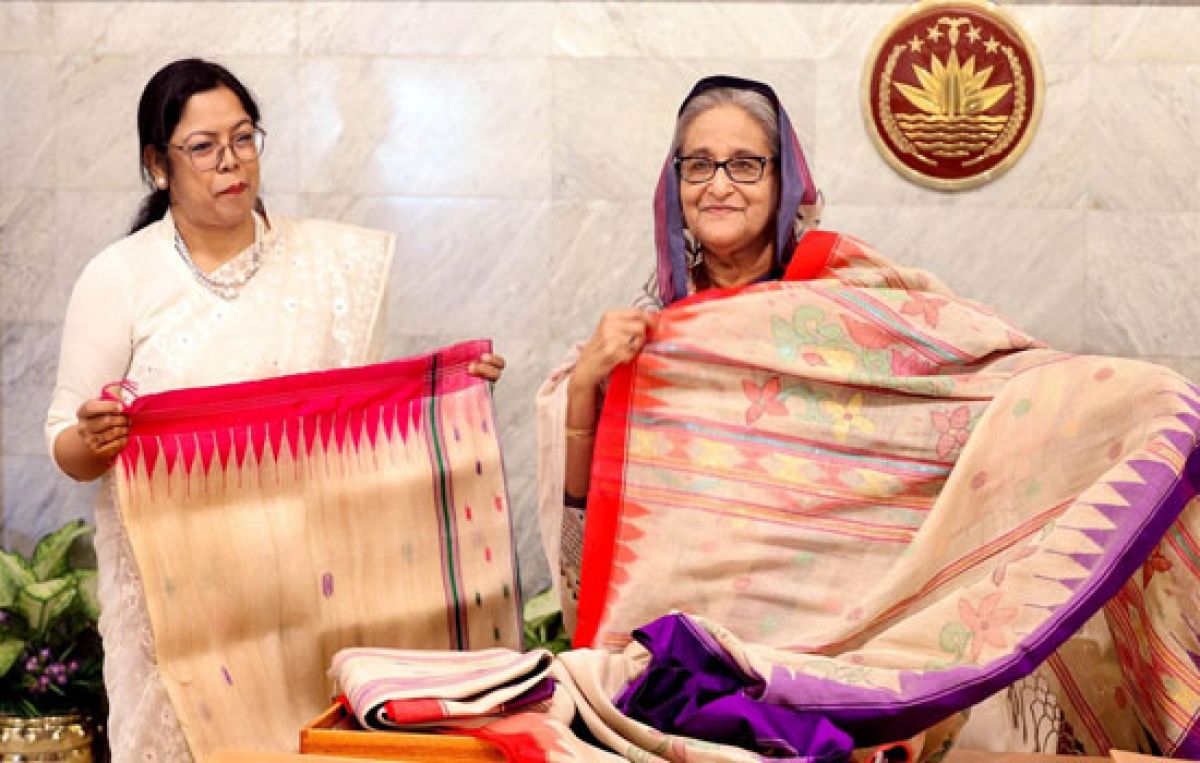 প্রধানমন্ত্রীর-হাতে-কলাগাছের-তন্তুর-শাড়ি