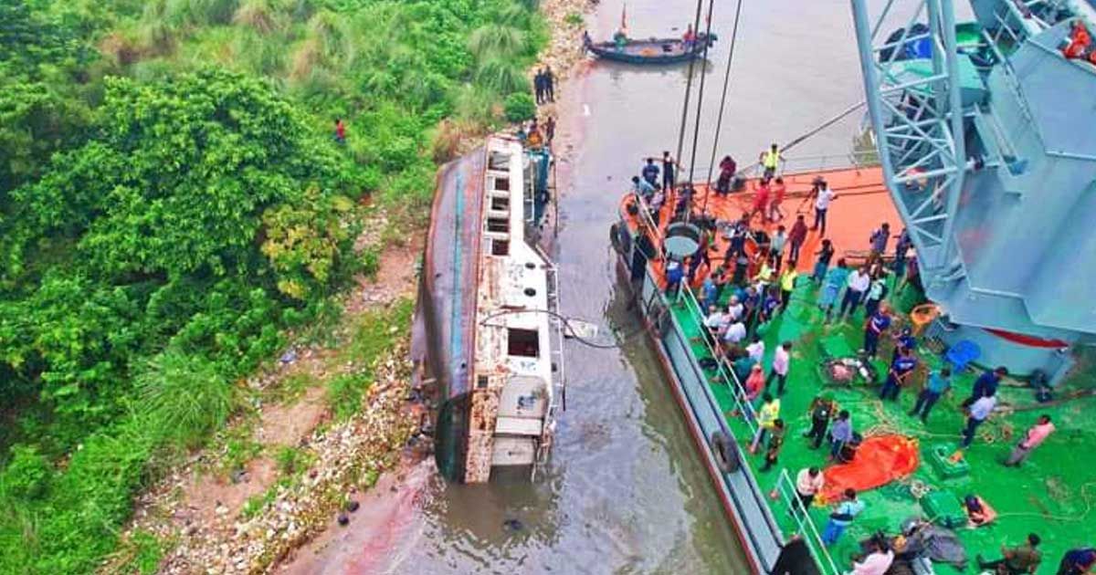 ওয়াটার বাস ডুবি: জীবিত উদ্ধার ৭, মৃত ৩ 