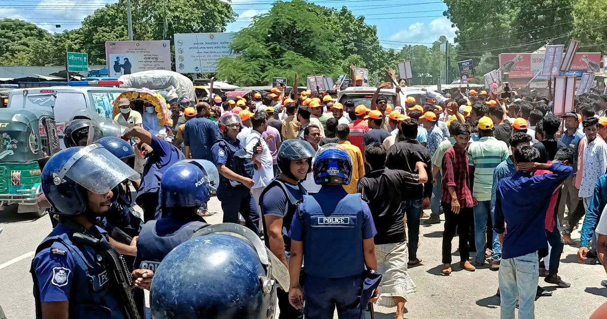 মানিকগঞ্জে বিএনপির পদযাত্রায় পুলিশের ‘বাধা’, প্রতিবাদে পথসভা