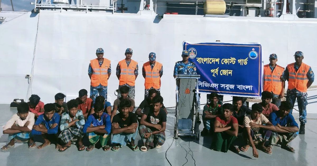 বঙ্গোপসাগরে-বিকল-হওয়া-ট্রলারের-১৮-জেলে-উদ্ধার