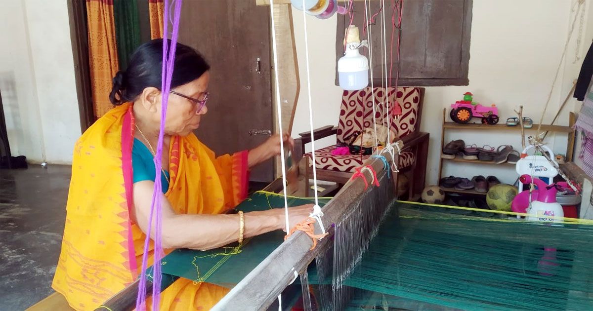 রাধাবতী-দেবীর-মনের-জোরেই-কলাগাছের-সুতায়-শাড়ি-তৈরি