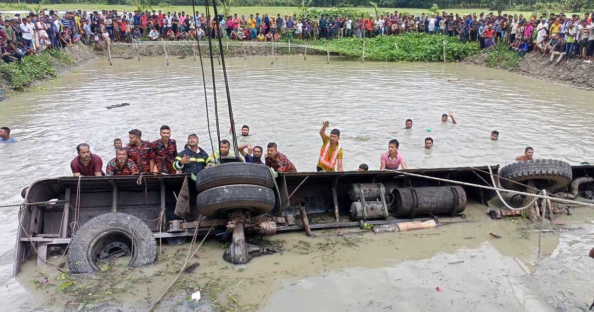 ঝালকাঠিতে-বাস-উল্টে-পুকুরে-নিহত-১৫