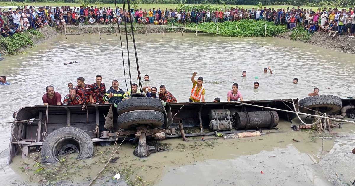 ঝালকাঠিতে বাস উল্টে পুকুরে, নিহত ১৫