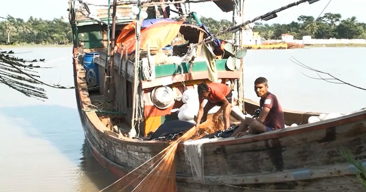 ৬৫ দিনের নিষেধাজ্ঞা শেষে সাগরে ছুটছেন জেলেরা