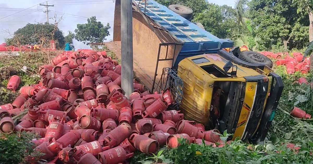 নাটোরে-বাস-ট্রাক-সংঘর্ষে-দুইজন-নিহত-আহত-১৫