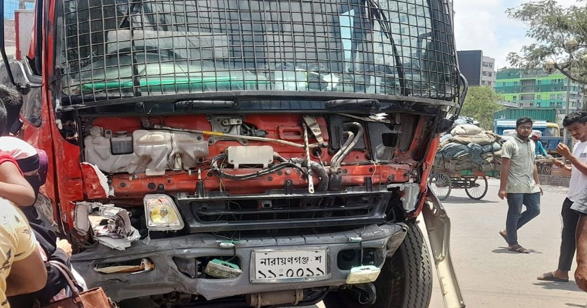 আগুন-নেভাতে-যাওয়ার-পথে-দুর্ঘটনা-ফায়ার-সার্ভিসের-গাড়িচালকসহ-দুজন-নিহত