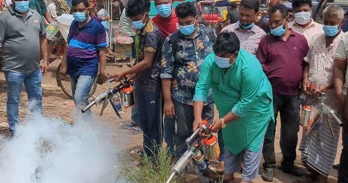 সাভারে বাড়ছে ডেঙ্গু, স্প্রে ছিটাচ্ছেন চেয়ারম্যান