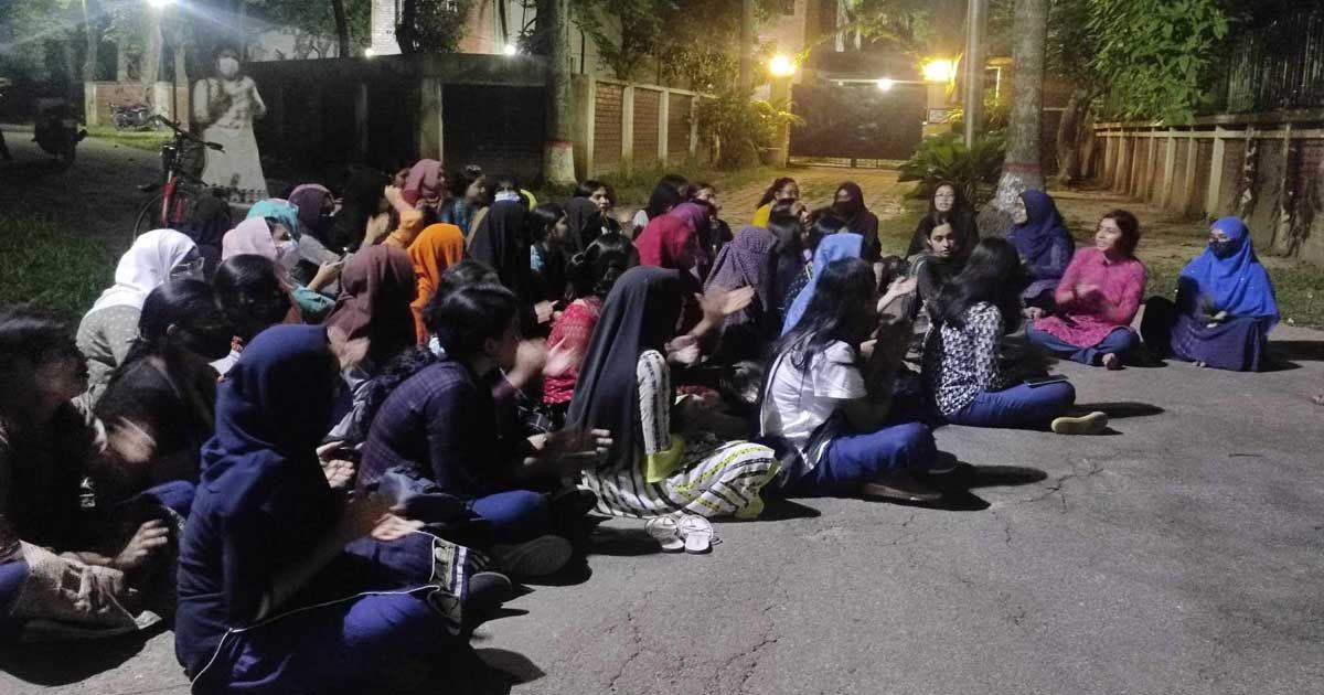 হলে-আসন-নিশ্চিতের-দাবিতে-জাবি-ছাত্রীদের-বিক্ষোভ-মিছিল--
