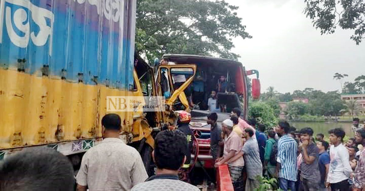 বরিশালে বাস-কাভার্ড ভ্যান মুখোমুখি সংঘর্ষ, আহত ১০