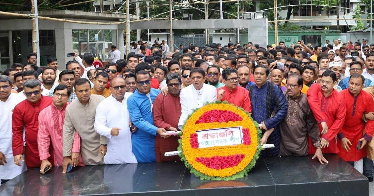 প্রতিষ্ঠাবার্ষিকীতে বঙ্গবন্ধুর প্রতিকৃতিতে স্বেচ্ছাসেবক লীগের শ্রদ্ধা