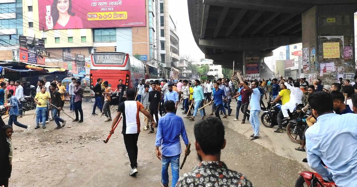 উত্তরায় আওয়ামী লীগের শান্তি মিছিলের সময় অস্ত্রের মহড়া