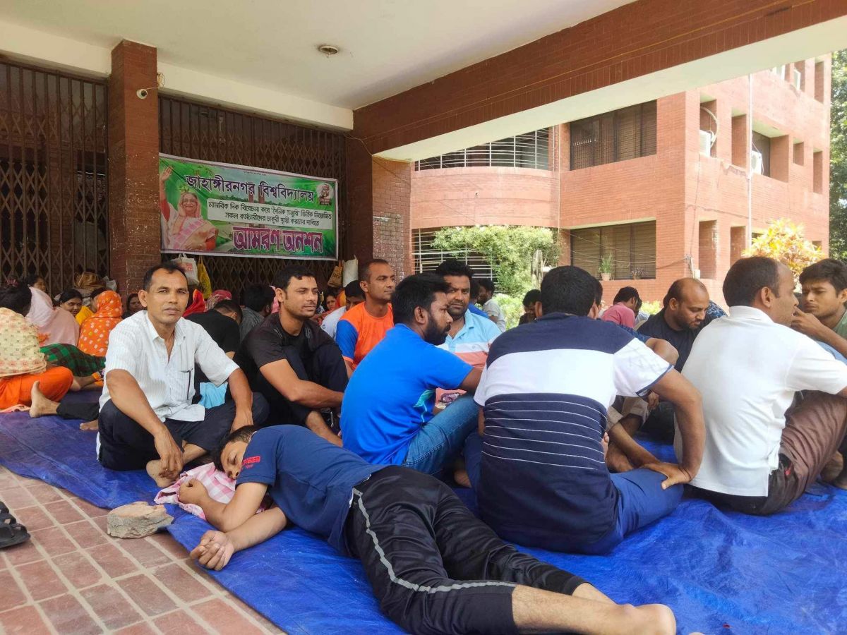 আমরণ-অনশনে-জাবির-অস্থায়ী-কর্মচারীরা

