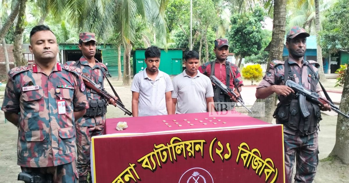 বেনাপোলে-জুতা-মোজার-ভেতর-১৮-স্বর্ণের-বার-আটক-২