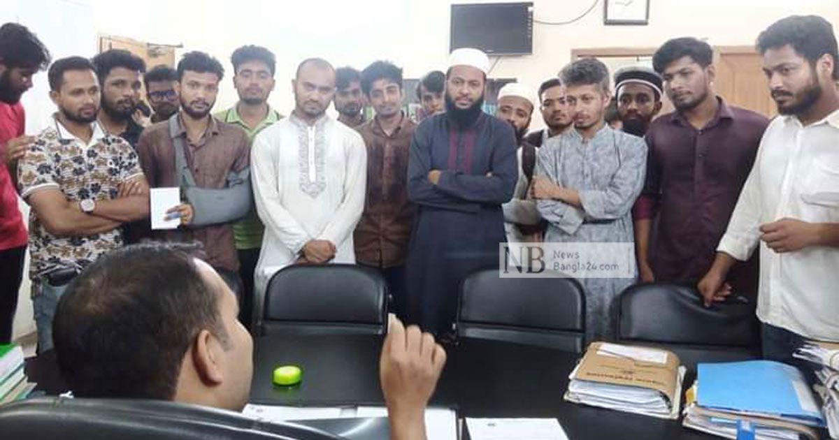 ববি-কর্মকর্তাদের-স্যার-ডাকবেন-না-শিক্ষার্থীরা-রেজিস্ট্রার-অবরুদ্ধ
