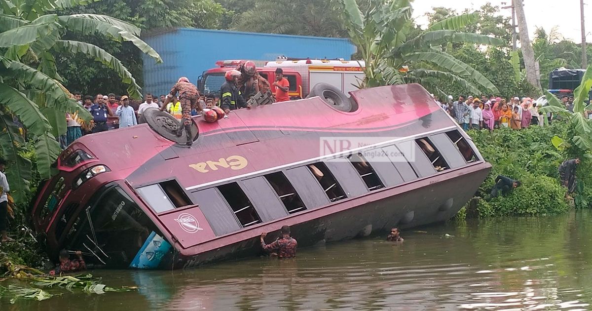 বরিশালে-মোটরসাইকেলআরোহীকে-চাপা-দিয়ে-পুকুরে-বাস