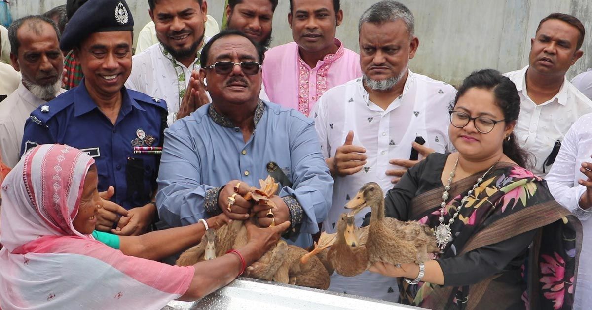 প্রধানমন্ত্রী ক্ষুদ্র নৃগোষ্ঠীকে স্বাবলম্বী করছেন: খাদ্যমন্ত্রী