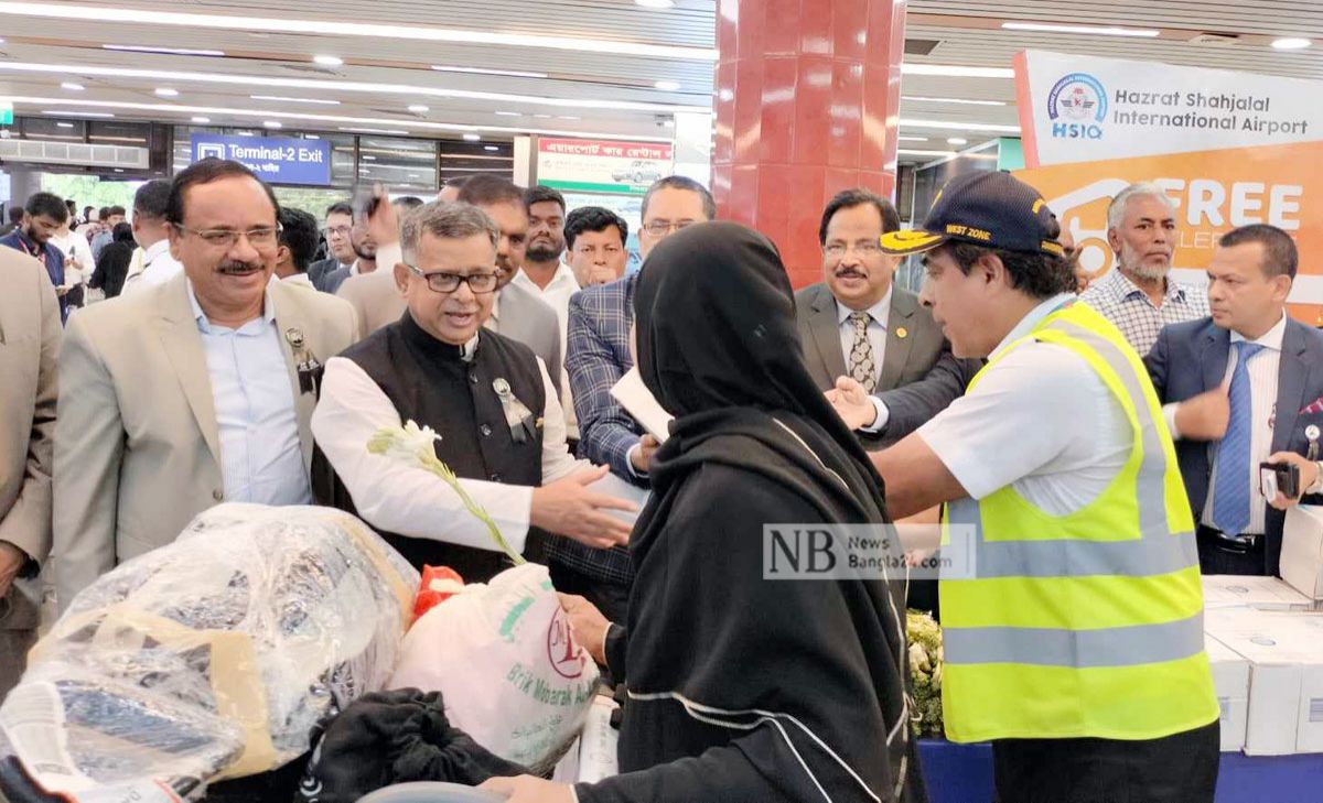 এখন হজযাত্রীদের লাগেজটাও টানতে হয় না