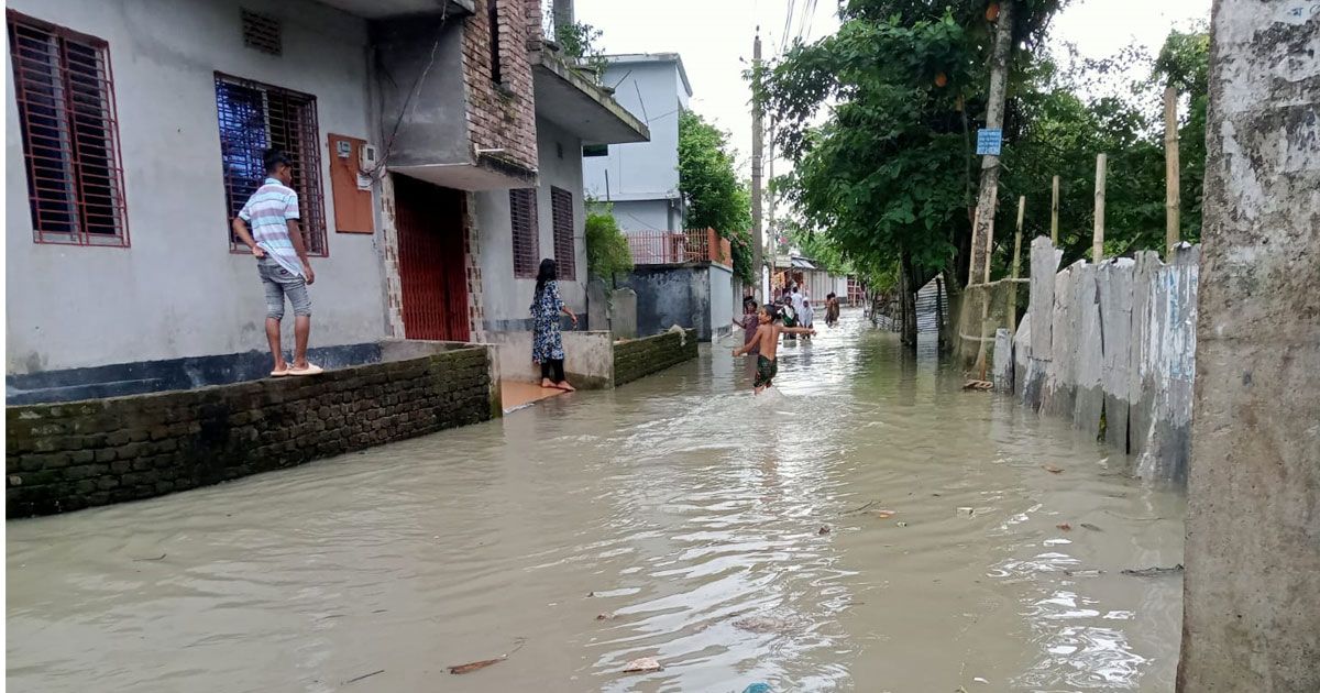 জোয়ার আসলেই ডুবে যায় বরিশাল নগরীর ২ ওয়ার্ড