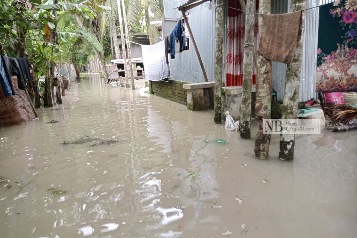 জোয়ার আসলেই ডুবে যায় বরিশাল নগরীর ২ ওয়ার্ড