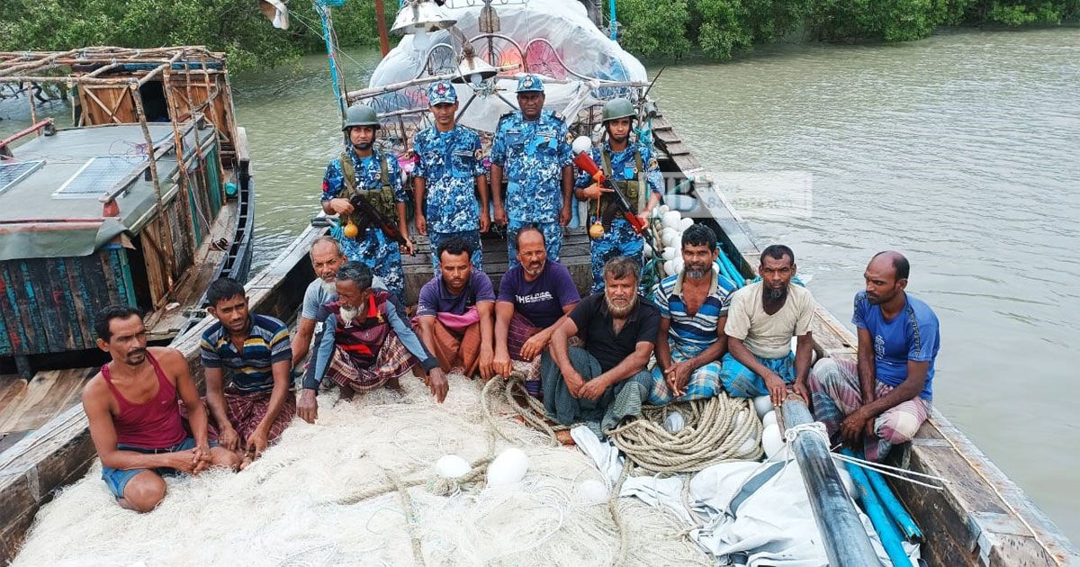 বঙ্গোপসাগরে ৩ দিন ভেসে থাকা ১১ জেলে উদ্ধার