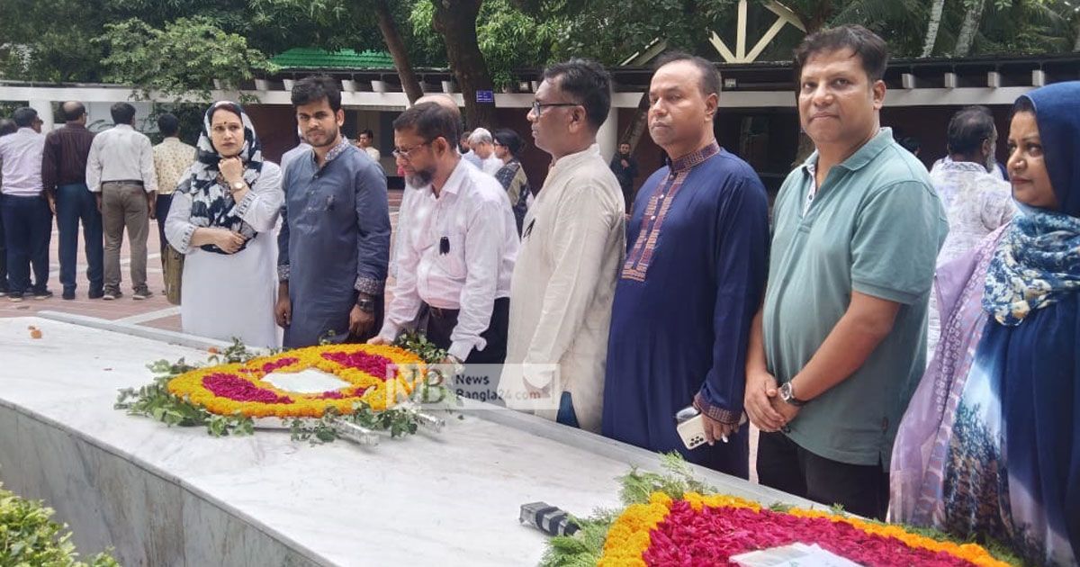 জাতির-পিতার-সমাধিতে-শাবি-প্রো-ভিসির-শ্রদ্ধা
