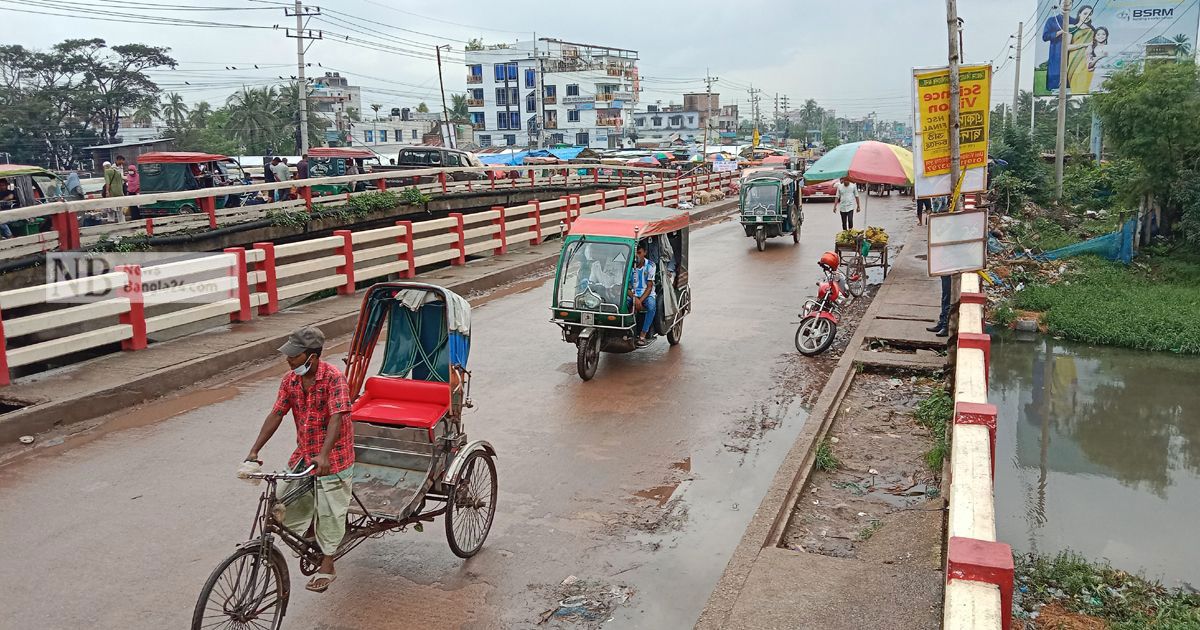 নির্মাণের-৮-বছরেই-ভাঙা-হচ্ছে-সেতু-দায়-কার?