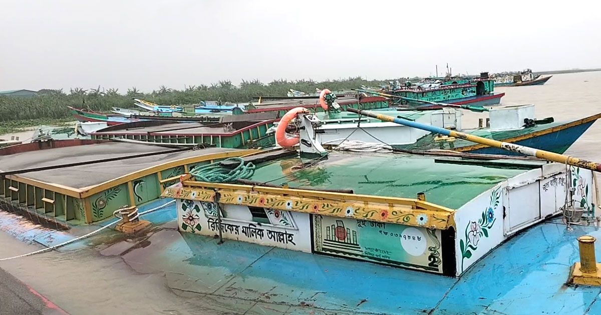 চাঁদপুরে ২৮ বাল্কহেড ও ৩ ড্রেজার জব্দ, ৬২ শ্রমিক আটক