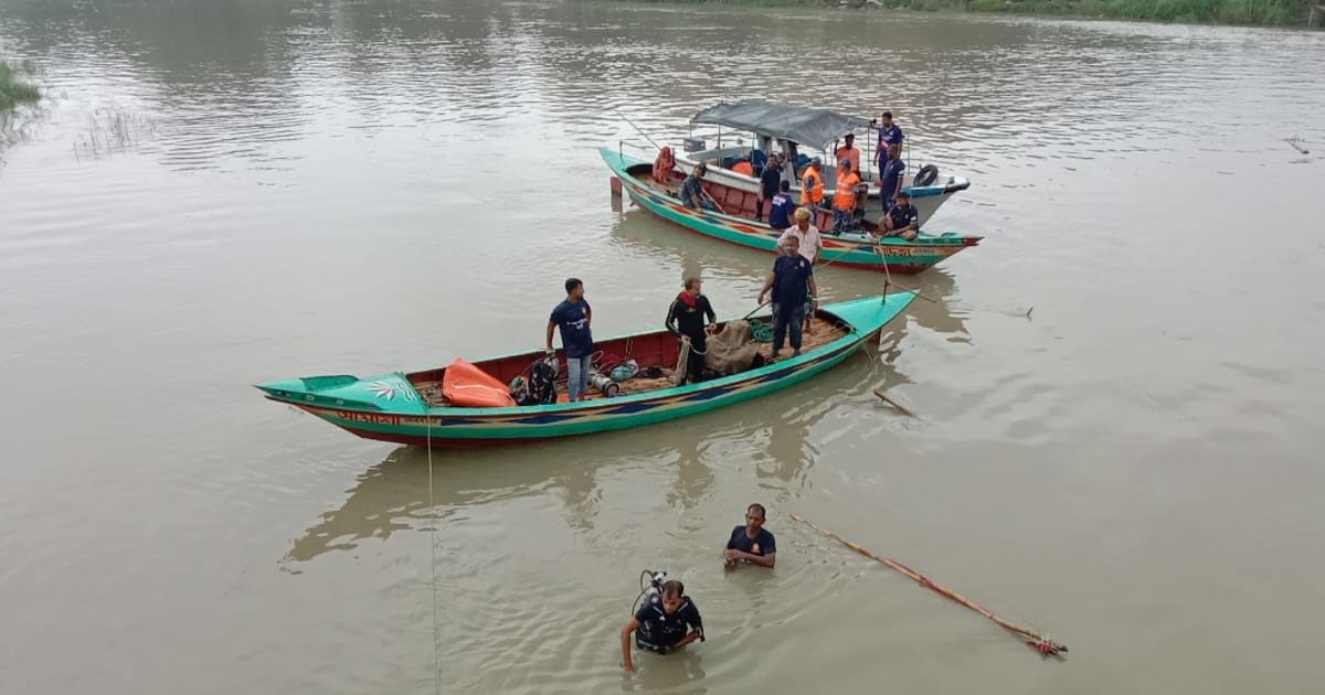 পদ্মায় পিকনিকের ট্রলারডুবি: আট মরদেহ উদ্ধার, নিখোঁজ পাঁচ