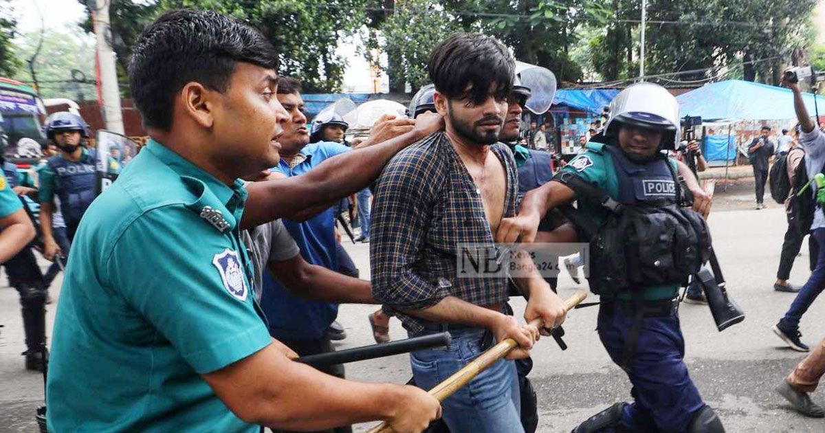 এইচএসসি পরীক্ষার্থীদের বিক্ষোভে পুলিশের লাঠিচার্জ, আটক ৬