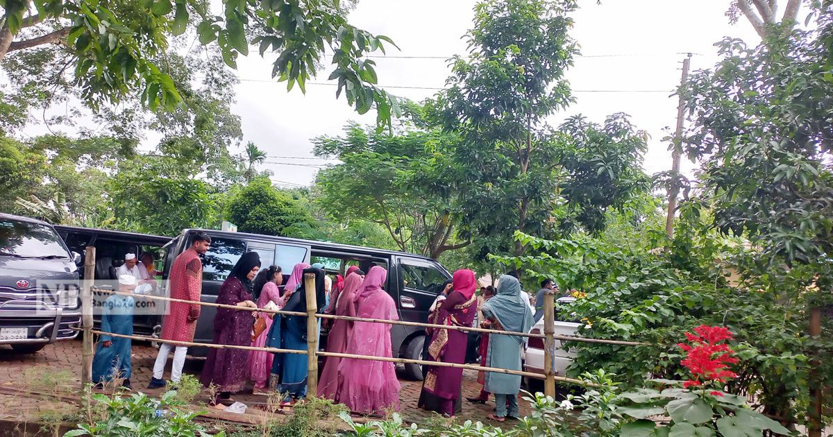 তৃতীয় লিঙ্গের চাঁদাবাজি এড়াতে...