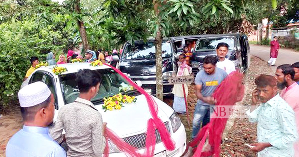 তৃতীয় লিঙ্গের চাঁদাবাজি এড়াতে...