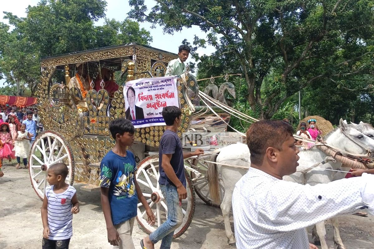৩৬ বছরে নেননি ছুটি, প্রধান শিক্ষককে রাজকীয় বিদায়