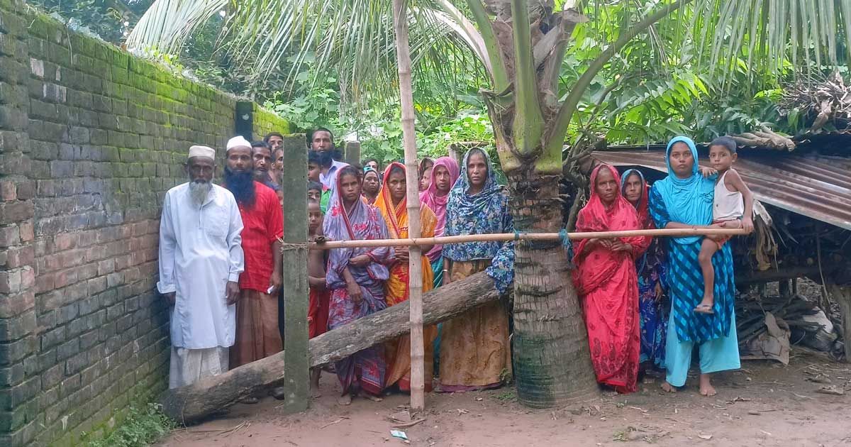 জমি-নিয়ে-দ্বন্দ্ব-খুঁটি-পুঁতে-রাস্তা-বন্ধ-করল-এক-পক্ষ
