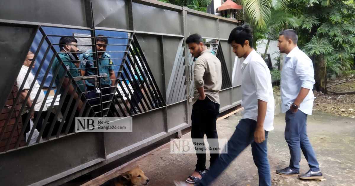 তিন দফা দাবিতে ফটকে তালা চবির চারুকলার শিক্ষার্থীদের