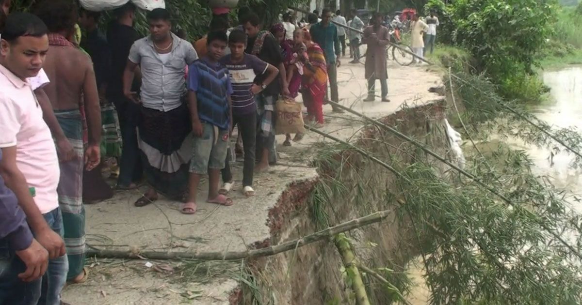 টাঙ্গাইলে সড়ক ভেঙে নদীতে: যান চলাচল বন্ধ