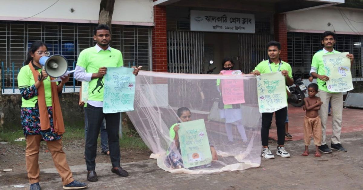 ডেঙ্গু-সচেতনতায়-সড়কে-মশারি- 
