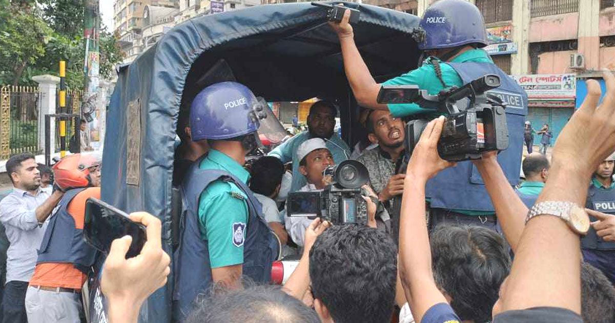 চট্টগ্রামে জামায়াত-শিবিরের সঙ্গে পুলিশের সংঘর্ষ, আটক ৩০