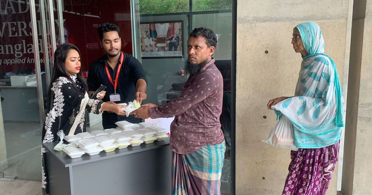 শোক-দিবসে-দুস্থদের-মাঝে-কানাডিয়ান-ইউনিভার্সিটি-অব-বাংলাদেশের-খাবার-বিতরণ