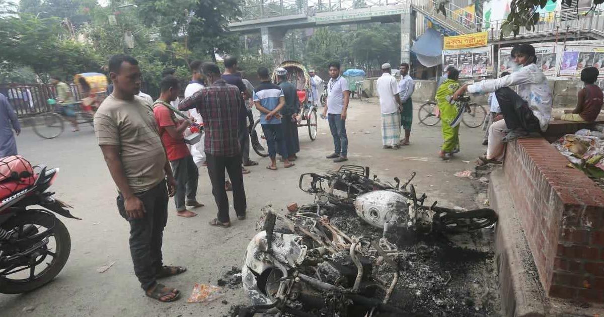 শাহবাগে জামায়াত-শিবিরের ভাঙচুর-আগুন 