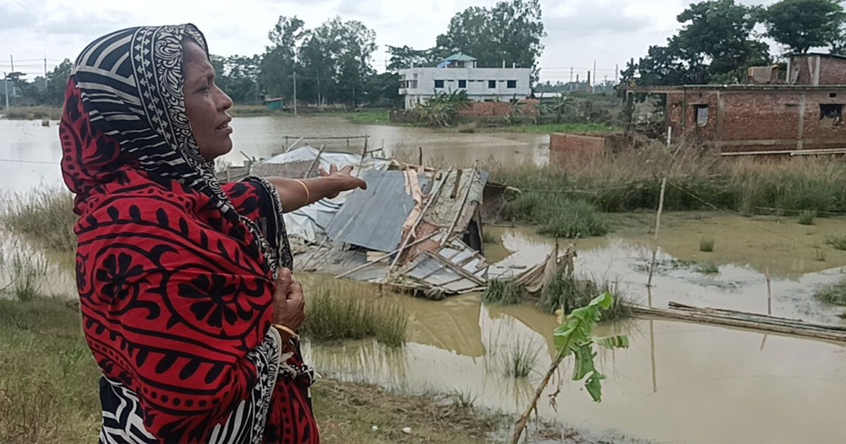 বন্যায় ঘর হারিয়ে রেললাইনে সংসার সলেমার 