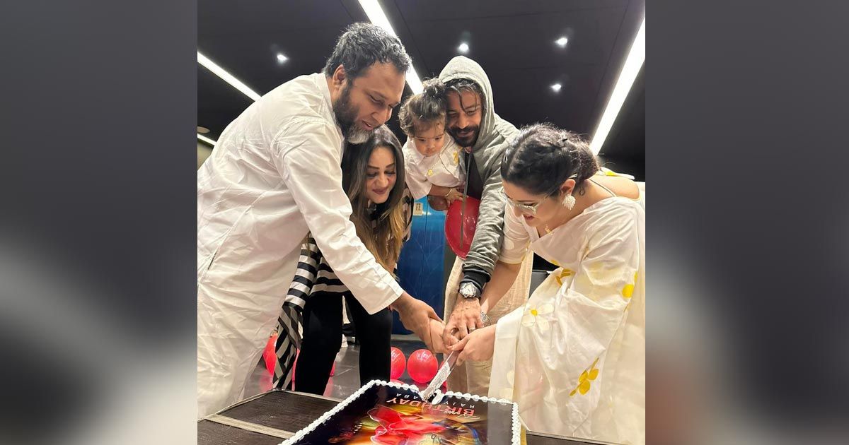 গাইলেন পরীমনি, তাকিয়ে রইলেন রাজ, হলো আলিঙ্গনও 