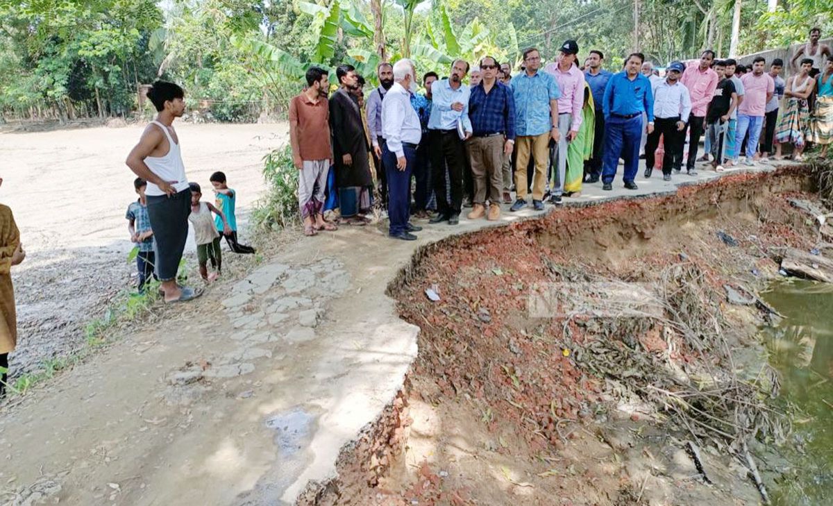 বন্যায় ক্ষতিগ্রস্ত সড়ক পরিদর্শনে সাতকানিয়ায় এলজিইডির প্রধান প্রকৌশলী