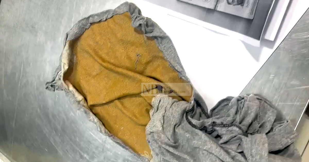 টি-শার্টে স্বর্ণের প্রলেপ দিয়ে পাচারের চেষ্টা, ভারতীয় নাগরিক আটক