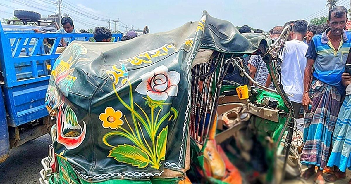 কাভার্ডভ্যানের ধাক্কায় শিশুসহ নিহত ৩ 