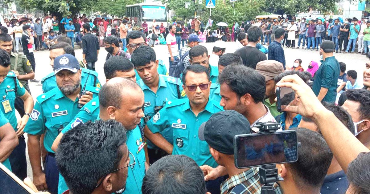 নীলক্ষেত-থেকে-সরে-গেছেন-৭-কলেজের-শিক্ষার্থীরা