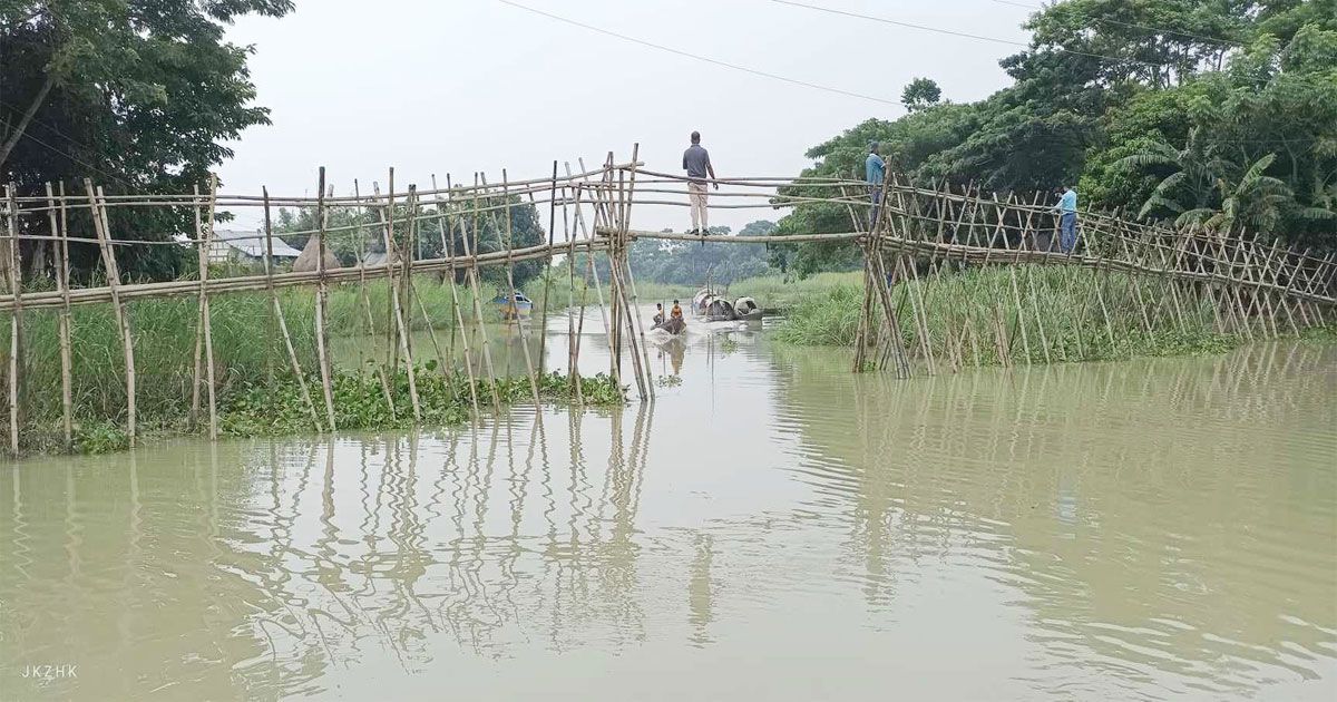 নড়বড়ে সাঁকোটিই ভরসা ৫ গ্রামের মানুষের