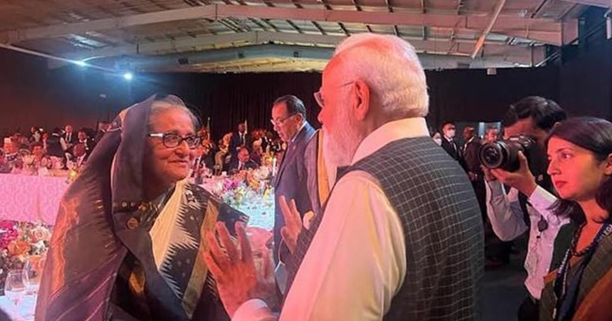 শেখ হাসিনাকে দেখে এগিয়ে এলেন মোদি