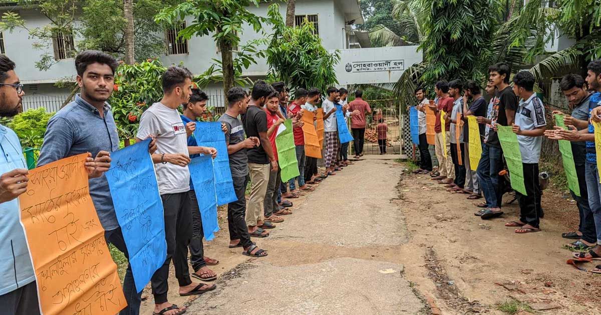 ১২ দফা দাবিতে চবির সোহরাওয়ার্দী হলে দুই ঘণ্টা তালা  