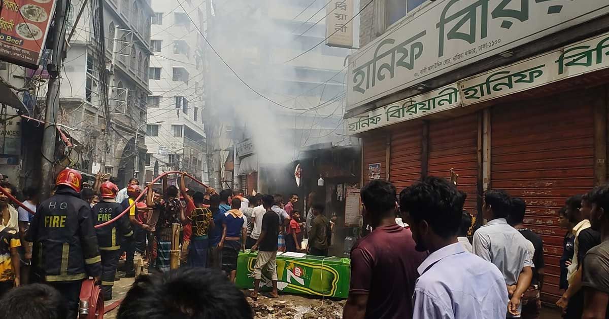 নাজিরাবাজারে-হানিফ-বিরিয়ানির-পাশের-দুই-দোকানে-আগুন
